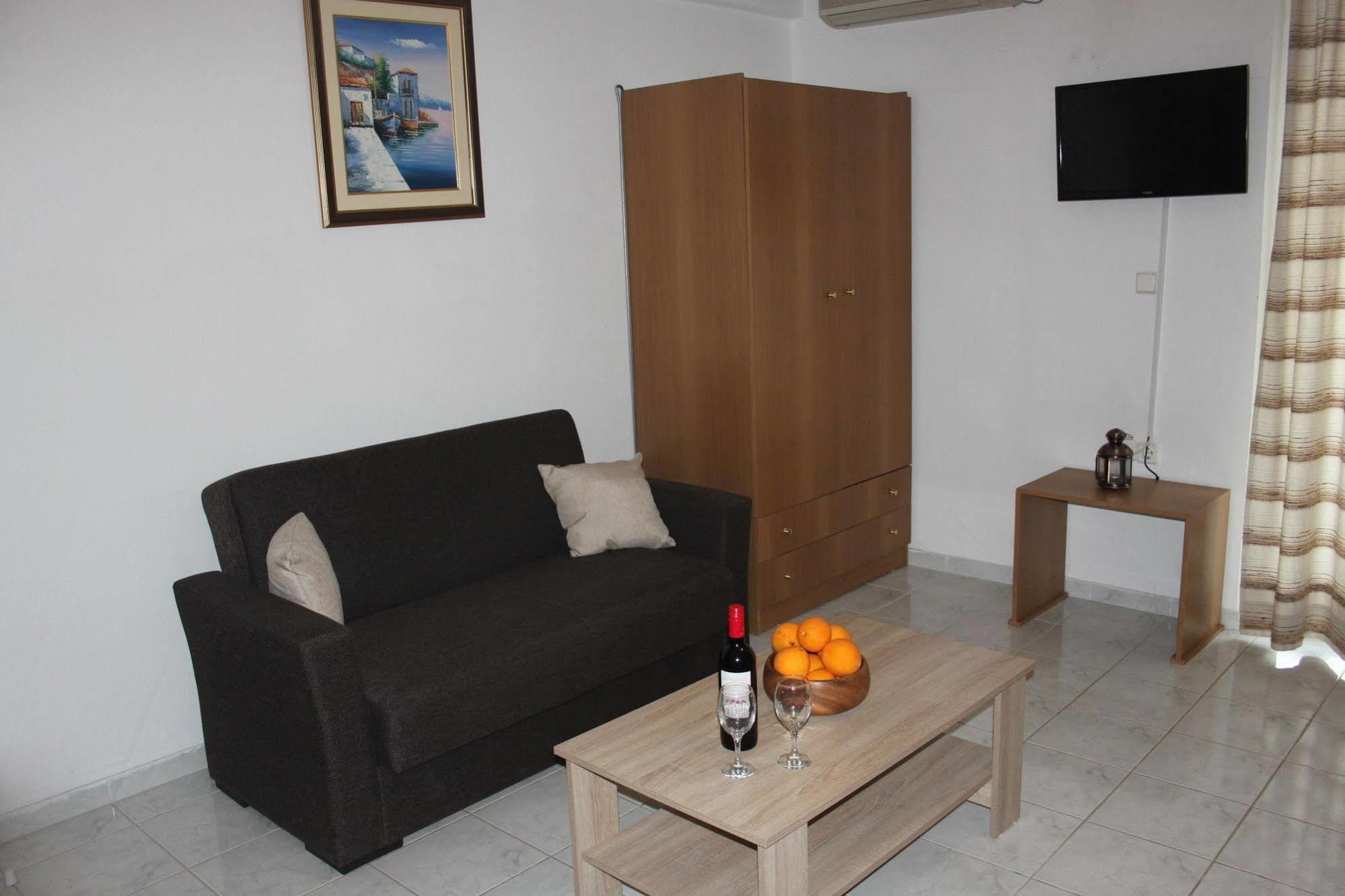 123 Armonia Studios Loutra Edipsou  Luaran gambar
